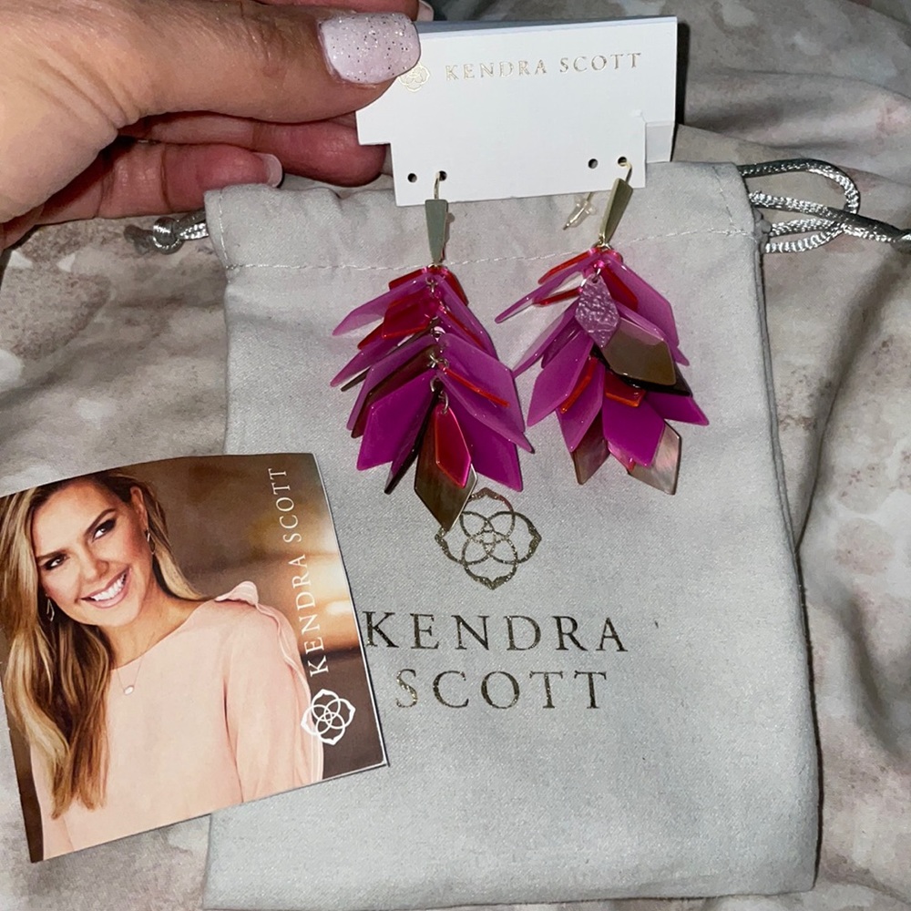Kendra Scott earrings 💯 authentic.
